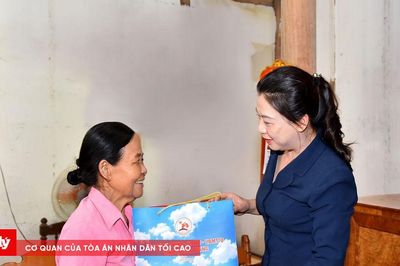 Phó Bí thư Thường trực Tỉnh Tuyên Quang thăm, tặng quà gia đình người có công