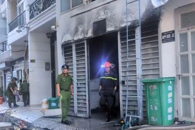 Cảnh sát dập tắt đám cháy căn nhà 4 tầng trong khu dân cư