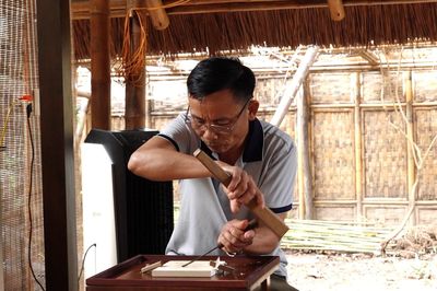 Trải nghiệm khắc gỗ truyền thống tại 'Đưa nghề ra phố'