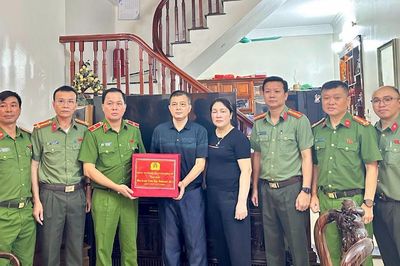Lãnh đạo Công an thành phố Hà Nội thăm gia đình các liệt sĩ