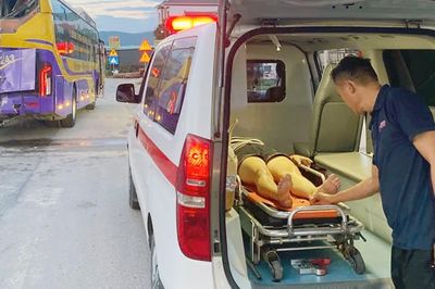 Hai xe khách va chạm trên quốc lộ 1 khiến 3 người trọng thương