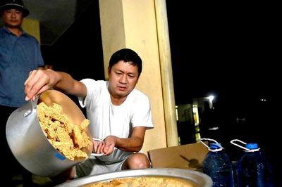 Vị Chủ tịch xã và người lái máy cày ở tâm lũ Mường Than