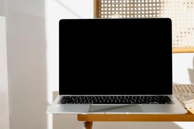 Mua laptop năm 2026: 5 tính năng đáng trả thêm tiền và 3 thứ nên bỏ qua