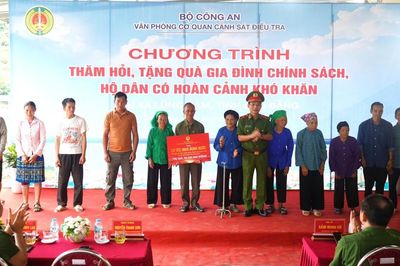 Văn phòng Cơ quan Cảnh sát điều tra, Bộ Công an tặng quà gia đình chính sách và hộ nghèo tại xã Lũng Nặm