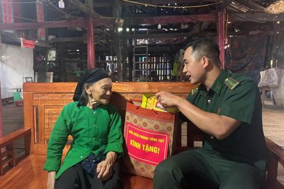Đồn Biên phòng Tổng Cọt khám sức khỏe, tặng quà thân nhân liệt sĩ nhân dịp 27/7