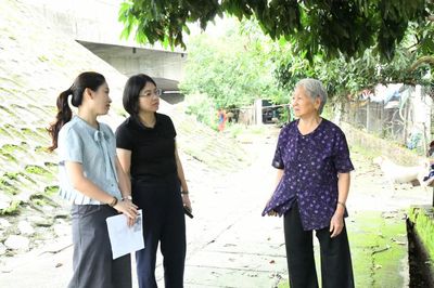Bí thư Đảng ủy phường Nùng Trí Cao Nguyễn Ngọc Hà kiểm tra, khảo sát các địa điểm sạt lở, khu vực ảnh hưởng mưa lũ