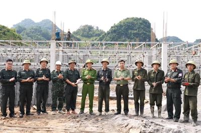 Công an tỉnh thăm, động viên cán bộ, chiến sĩ tham gia xây dựng Trường phổ thông nội trú liên cấp tại xã Đàm Thủy