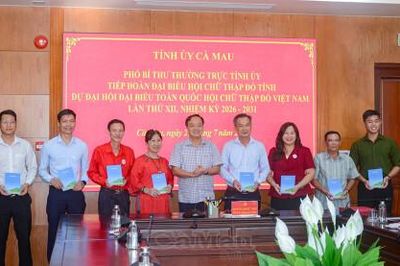 Phó Bí thư Thường trực Tỉnh ủy Huỳnh Quốc Việt gặp mặt Đoàn đại biểu tỉnh dự Đại hội Hội Chữ thập đỏ Việt Nam lần thứ XII