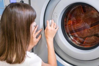 Nên mở hay đóng cửa máy giặt khi không sử dụng?