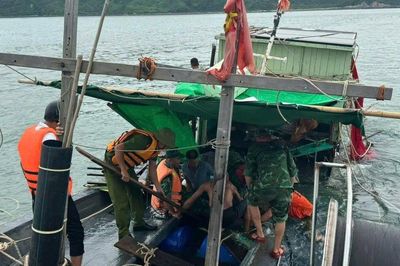 Cuộc gọi cầu cứu giữa đêm từ vùng biển Quảng Ninh và màn giải cứu nghẹt thở 3 ngư dân