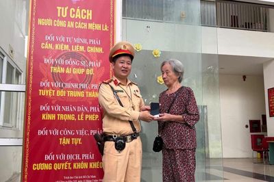 CSGT Hà Nội nhanh chóng trao trả điện thoại đánh rơi cho cụ bà 80 tuổi