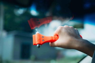 Búa thoát hiểm ô tô: Đập vào đâu mới vỡ kính, đặt ở đâu mới phát huy tác dụng?