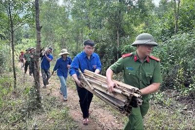 Công an gùi từng bó củi tặng gia đình người có công, giúp đồng bào trồng cà phê