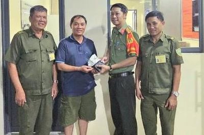 Công an phường Đông Hưng Thuận: Kịp thời trao trả ví tiền cho người đánh rơi