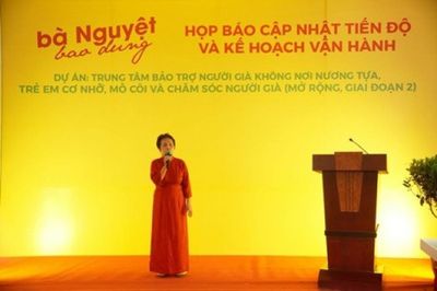 Người phụ nữ hơn 70 tuổi học quản trị số để vận hành trung tâm bảo trợ xã hội