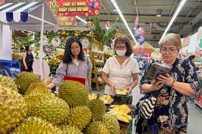 Bơ, sầu riêng rẻ chưa từng có, siêu thị hút khách mua sắm