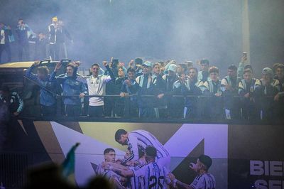 Messi không về, hàng nghìn CĐV vẫn ra đường đón đội tuyển Argentina