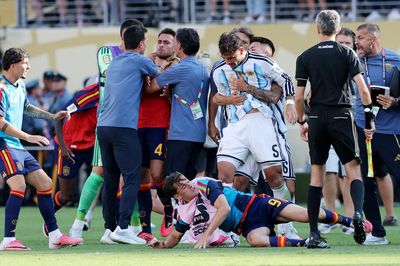Vì sao cầu thủ Argentina, Tây Ban Nha ẩu đả sau chung kết World Cup 2026?