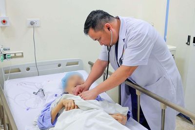 Bác sĩ Việt làm chủ kỹ thuật khó, cứu cụ bà mắc hai bệnh lý nguy hiểm