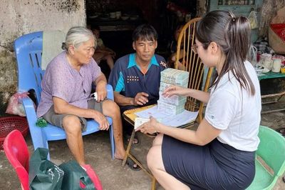 Xã Thượng Phúc chi trả tiền bồi thường GPMB tại nhà cho người già neo đơn, người khuyết tật