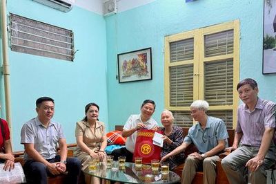 Phường Ô Chợ Dừa: Thăm, tặng quà gia đình chính sách, người có công dịp 27-7