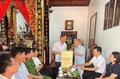 Xã An Khánh thăm, tặng quà người có công nhân dịp 27-7
