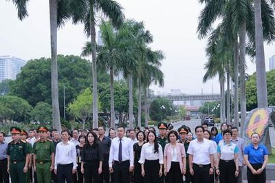 Phường Ba Đình thắp nến tri ân các anh hùng liệt sĩ, thăm hỏi người có công