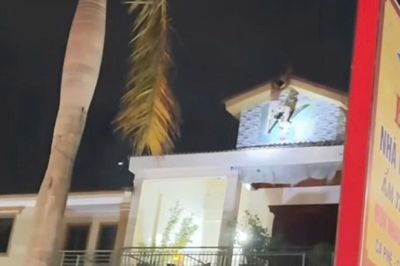 Cảnh sát dùng xe thang cứu người đàn ông có biểu hiện bất thường trên mái nhà 3 tầng