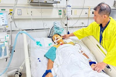 MS 1100: Xót xa gia cảnh mẹ nguy kịch trong phòng hồi sức, con trai bại não mòn mỏi chờ mẹ trở về