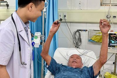Người đàn ông 68 tuổi đột quỵ, may mắn hồi phục nhờ làm việc này