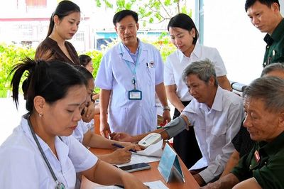Khám, cấp thuốc miễn phí cho 100 người có công tại Hà Tĩnh