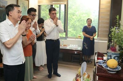 Thứ trưởng Bộ Y tế Trần Văn Thuấn thăm, tri ân gia đình Liệt sĩ, Bác sĩ Đặng Thùy Trâm