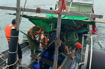 Quảng Ninh: Cứu kịp thời 3 ngư dân gặp nạn trên biển