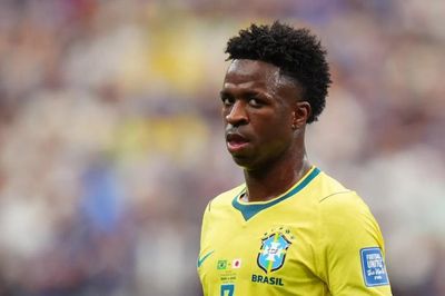 Diện mạo khiến fan suýt không nhận ra của sao bóng đá Brazil sau phẫu thuật cằm