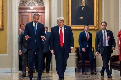 Đảng Dân chủ tìm cách ghìm chiến dịch tấn công Iran của ông Trump