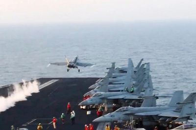 Ông Trump cảnh báo sẽ 'xử lý' nếu Houthi phong tỏa Biển Đỏ