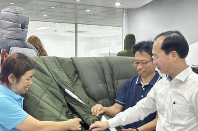 Chủ tịch UBND tỉnh Vĩnh Long thăm doanh nghiệp, động viên công nhân khó khăn