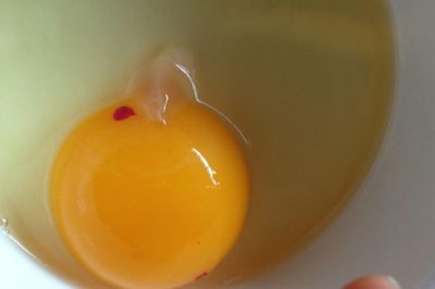 Lòng đỏ trứng xuất hiện đốm máu có ăn được không?