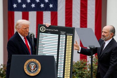 Lo ngại khi ông Trump tính đòn thuế 100% với thuốc