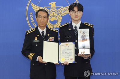 Faker được trao hàm trung sĩ cảnh sát