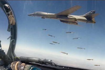 Mỹ tấn công đảo Larak, ông Trump cảnh báo phá hủy hạ tầng Iran