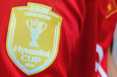 Phù hiệu vàng ASEAN Cup trên áo đấu nhà vô địch Việt Nam