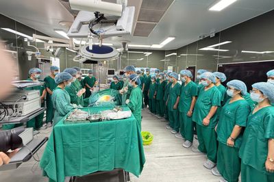 Hàng chục y bác sĩ cúi đầu tiễn biệt người đàn ông chết não
