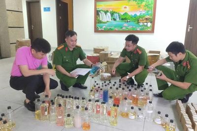 Triệt phá đường dây sản xuất nước hoa giả quy mô lớn