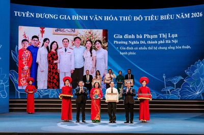 Phát huy hệ giá trị gia đình Việt trong kỷ nguyên số: Bài 2 - 'Lá chắn mềm' trước thách thức của thời đại mới
