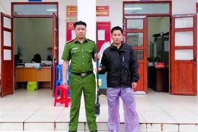 Điện Biên: Người dân xã Nà Bủng tự nguyện giao nộp 10 khẩu súng các loại