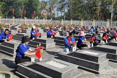 Đoàn viên, thanh niên Bộ Tư lệnh Vùng Cảnh sát biển 2 tri ân người có công với cách mạng