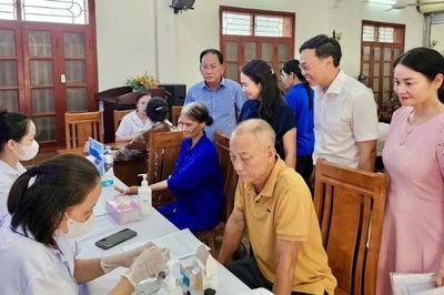 Không 'khoán trắng' cho ngành y tế trong chăm sóc sức khỏe toàn dân