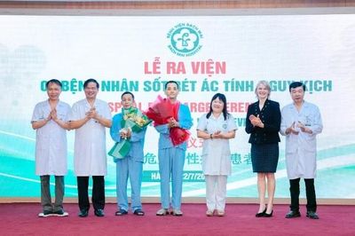Thầy thuốc Bệnh viện Bạch Mai giành lại sự sống cho hai người bị sốt rét ác tính