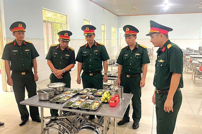 Chăm lo bữa ăn của bộ đội